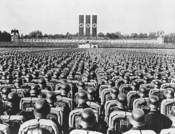Soldados alemães, em Nuremberg, durante um grande encontro do Partido Nazista realizado em 1936.*