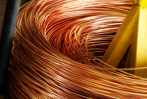 Fios de cobre são produzidos a partir de processos de purificação.