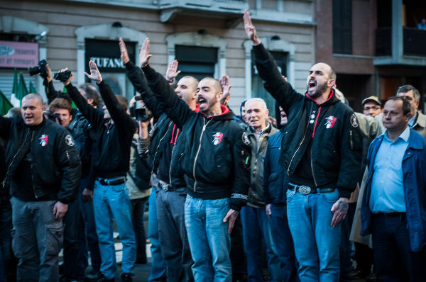 Grupo de neonazistas italianos fazendo a saudação nazista.*