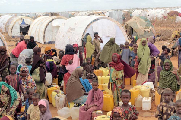 A Somália é um dos países mais pobres do mundo e apresenta uma das mais altas taxas de mortalidade infantil.*