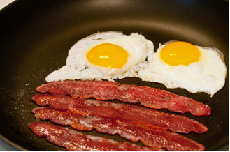 Ovos e bacon são alimentos ricos em colesterol