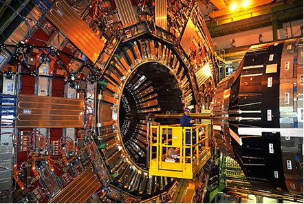 Detector solenoide do LHC sendo submetido a trabalhos de manutenção