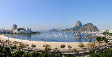 Enseada Botafogo, Rio de Janeiro. Nesse caso, a enseada é parte integrante de uma baía, a de Guanabara.¹