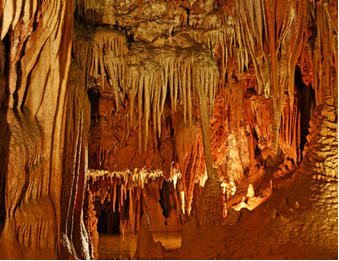 Estalactites e estalagmites em caverna