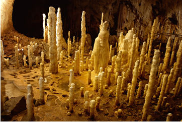 Estalagmites no chão de caverna