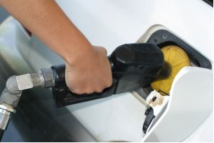 O etanol combustível é menos poluente que a gasolina.