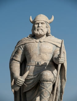 Os vikings com suas incursões participaram da formação das populações da Normandia e da Bretanha, durante a Idade Média