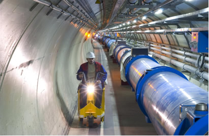 Técnico realizando manutenção em um dos trechos do LHC