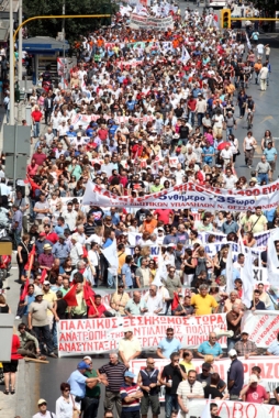 População vai às ruas em protesto. Fotografia tirada em 28 de julho de 2011 na cidade de Thessaloniki *