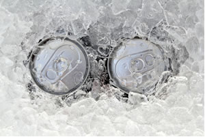 Adiciona-se sal no gelo para congelar bebidas
