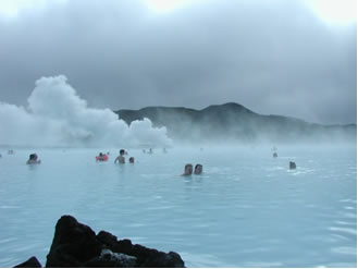 Águas termais na Islândia: consequência da atividade vulcânica