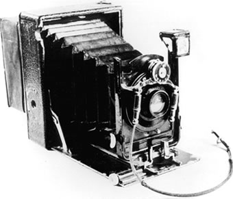 A câmara escura pode se comparar a uma máquina fotográfica bem rudimentar